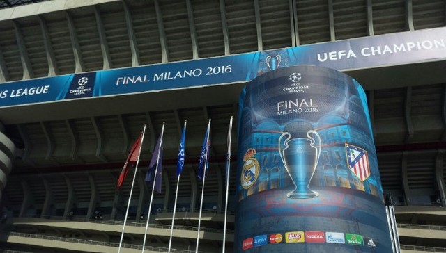 杜兰特关键中投命中，全场欢呼（杜兰特命中关键中距离，现场欢声雷动）