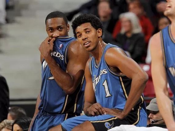 启蒙教练：维尼修斯一直有点叛逆，他应该学会控制和收敛脾气（启蒙教练：维尼修斯有叛逆一面，应学会情绪控制与收敛）